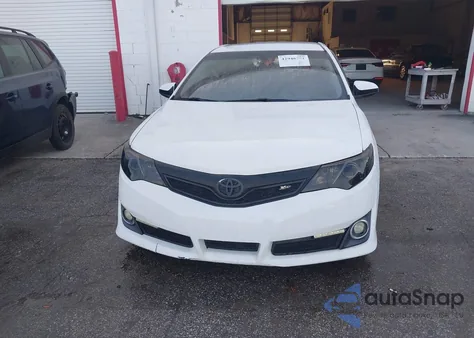 2014 Toyota Camry Se z USA, uszkodzony, nr VIN 4T1BF1FK2EU759914